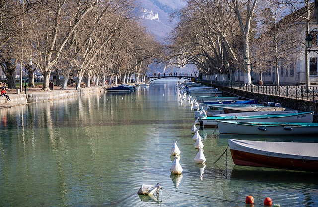 You are currently viewing Location bateau lac d’Annecy : quel budget pour une famille de 4 personnes